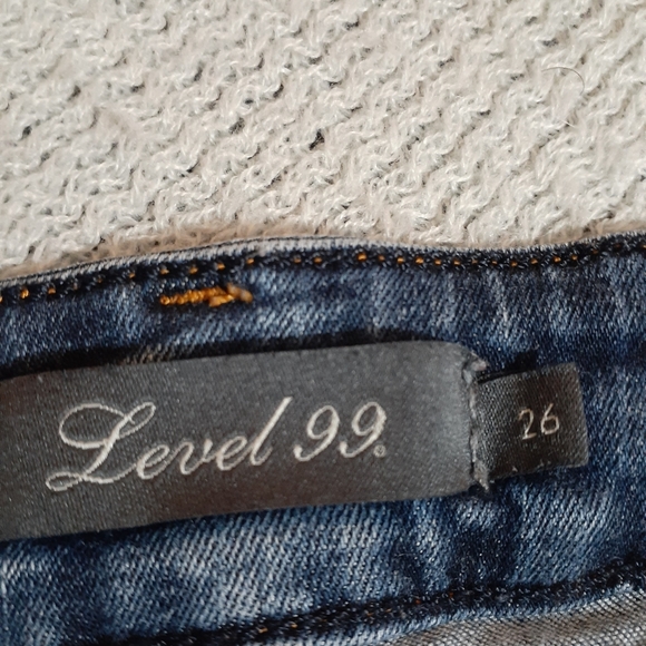 Level 99 Jean's size 26. Blue distressed cropped - Picture 7 of 8